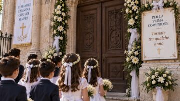 Bambini in attesa davanti a una chiesa chiusa per la Prima Comunione
